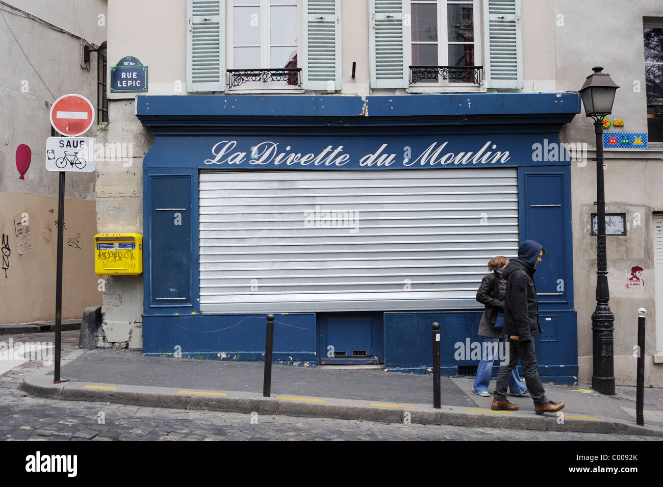 Invader Spazio Arte di strada accanto a La Divette du Moulin ristorante, Montmartre, Parigi Foto Stock
