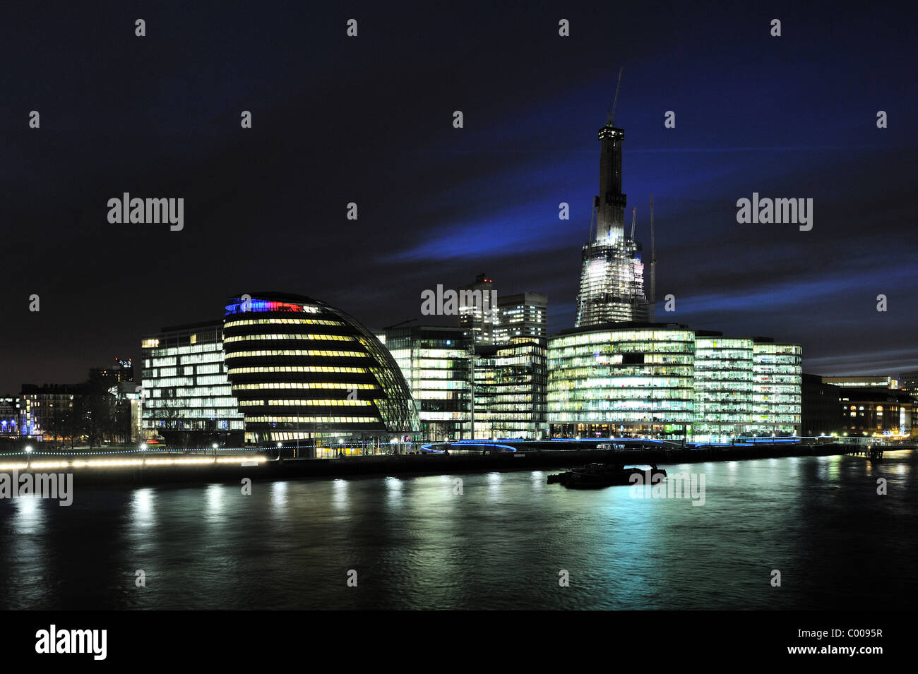 Frammento di vetro in costruzione con la City Hall e la più Londra Foto Stock