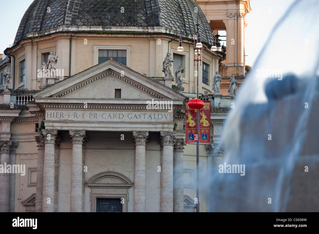 La facciata della chiesa di Santa Maria in Montesanto, in Piazza del Popolo (Roma). Un banner per il nuovo anno lunare cinese è visibile. Foto Stock