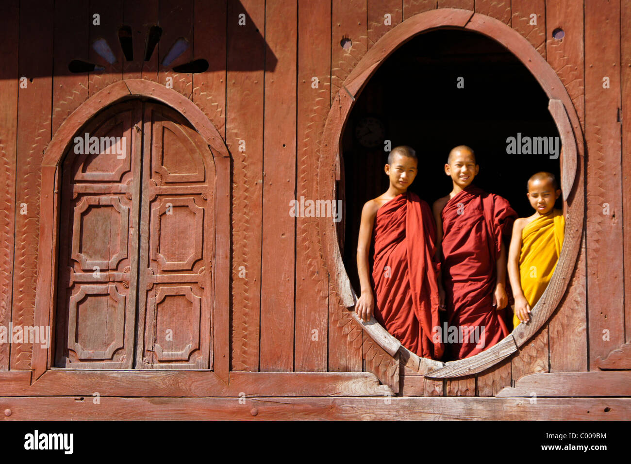 I giovani monaci buddisti nella finestra di Shwe Yan Pye monastero, Lago Inle, Myanmar (Birmania) Foto Stock