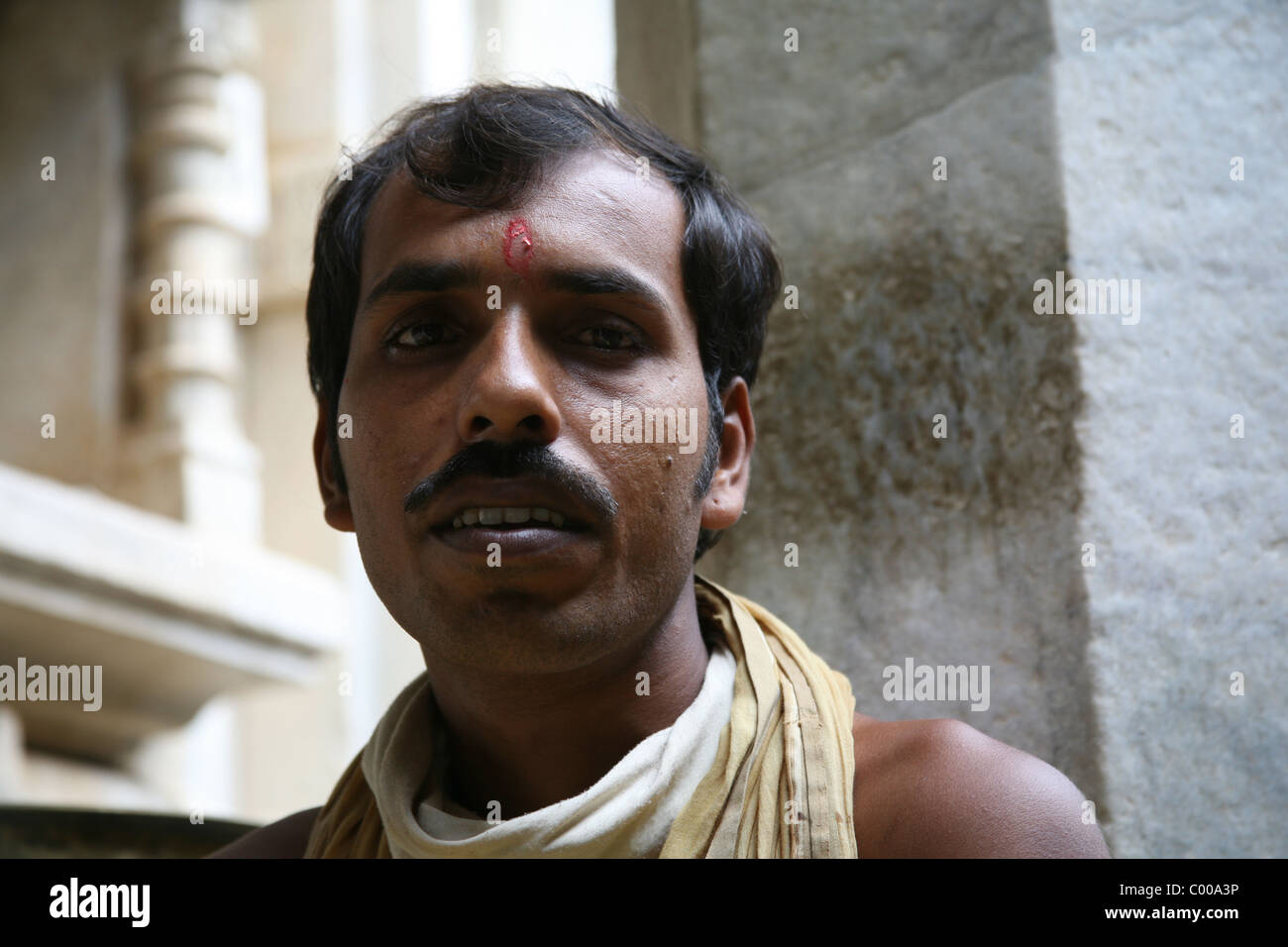 Santo uomo sadhu in marmo di Jain Adishwar Chaumukha Mandir Tempio Ranakpur, Rajasthan Foto Stock