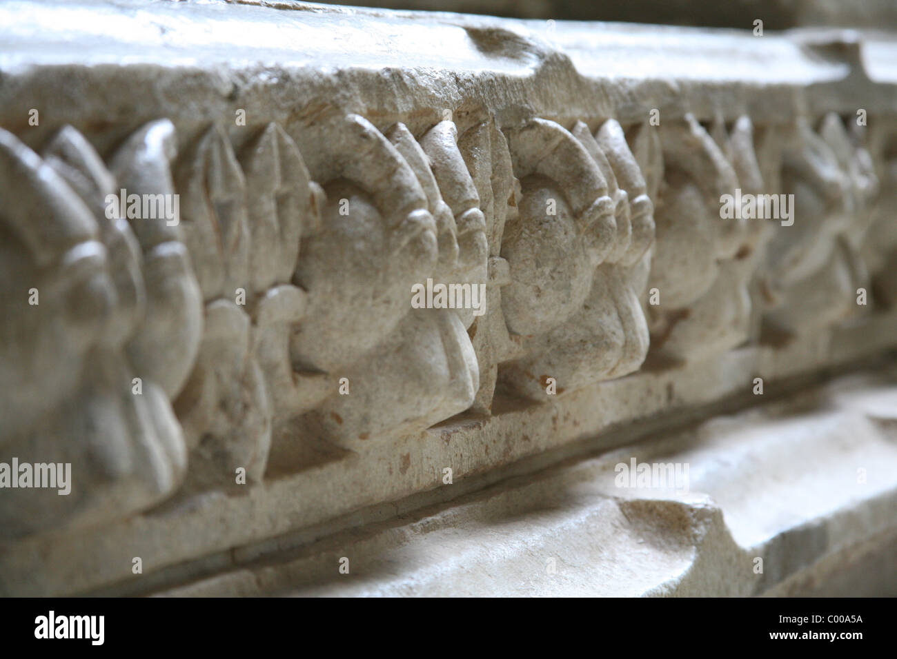 Marmo scolpito design presso Adishwar Chaumukha Mandir tempio Jain di Ranakpur, Rajasthan Foto Stock
