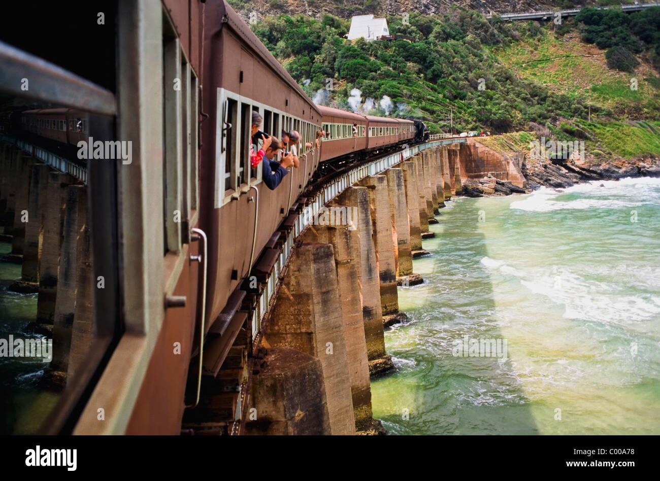 Tourist in Windows del treno a vapore sul ponte Kaaimans Foto Stock
