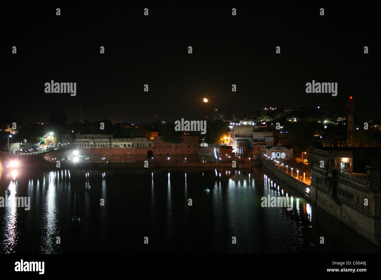 Scena notturna del bagno pubblico ghat Jodphur nella città vecchia Foto Stock