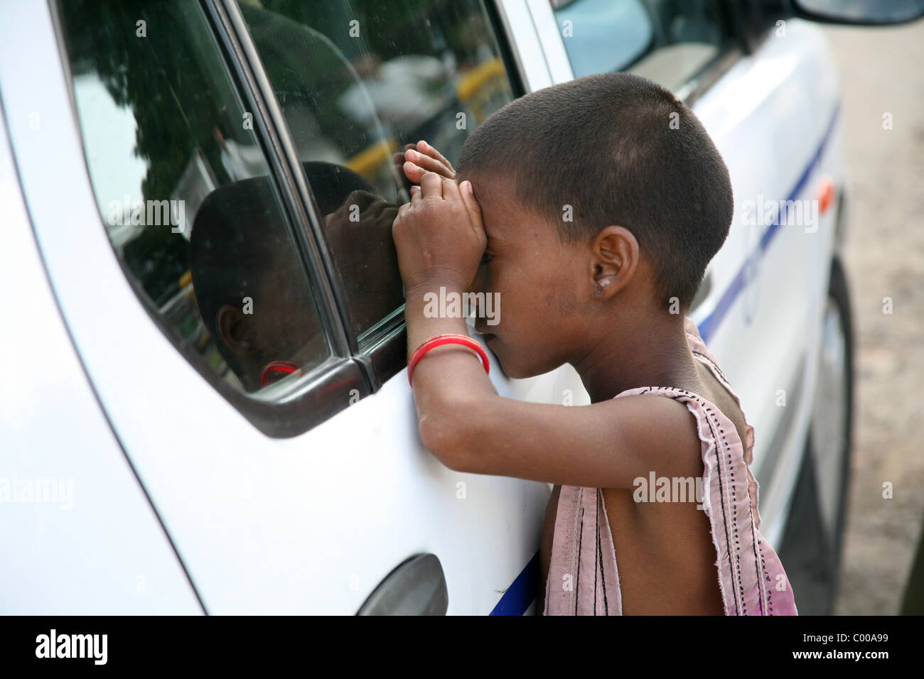 Ragazza di accattonaggio in India Foto Stock