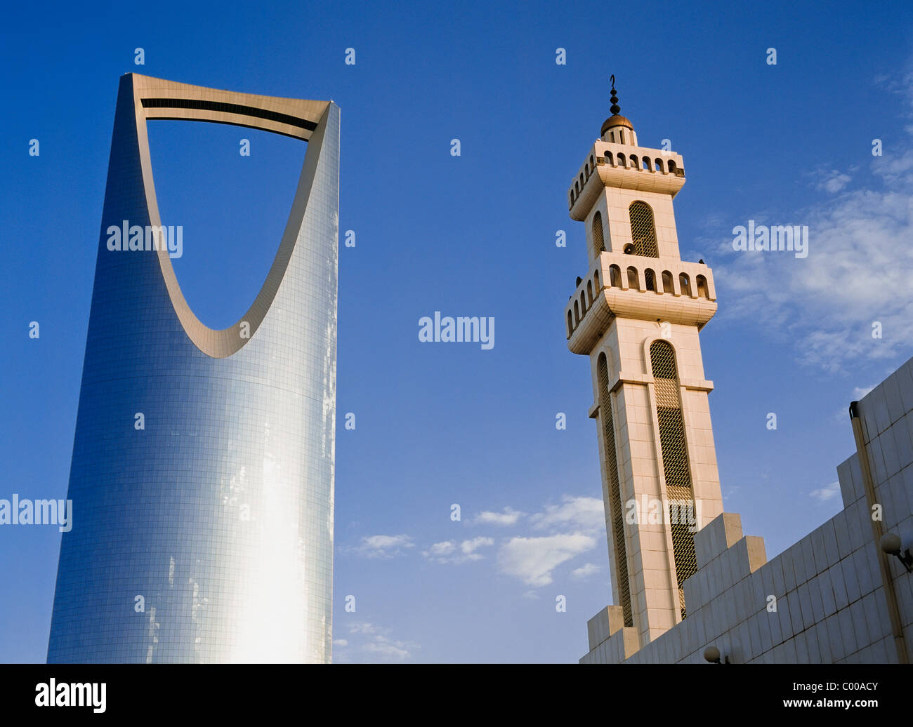Minareto della moschea accanto al regno della torre centrale a basso angolo di visione Foto Stock