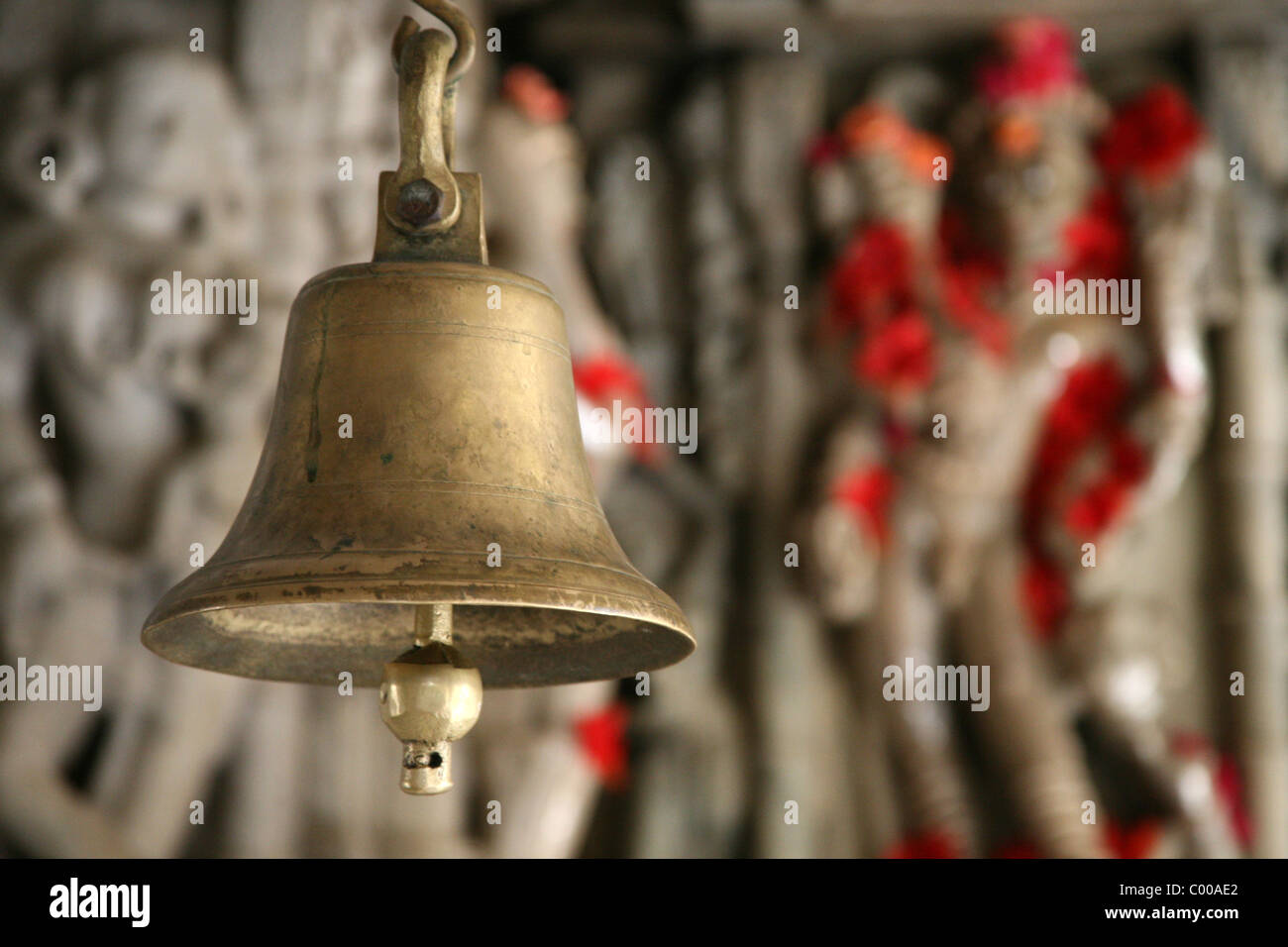 Campana ottone interno Adishwar Chaumukha Mandir tempio Jain di Ranakpur, Rajasthan Foto Stock