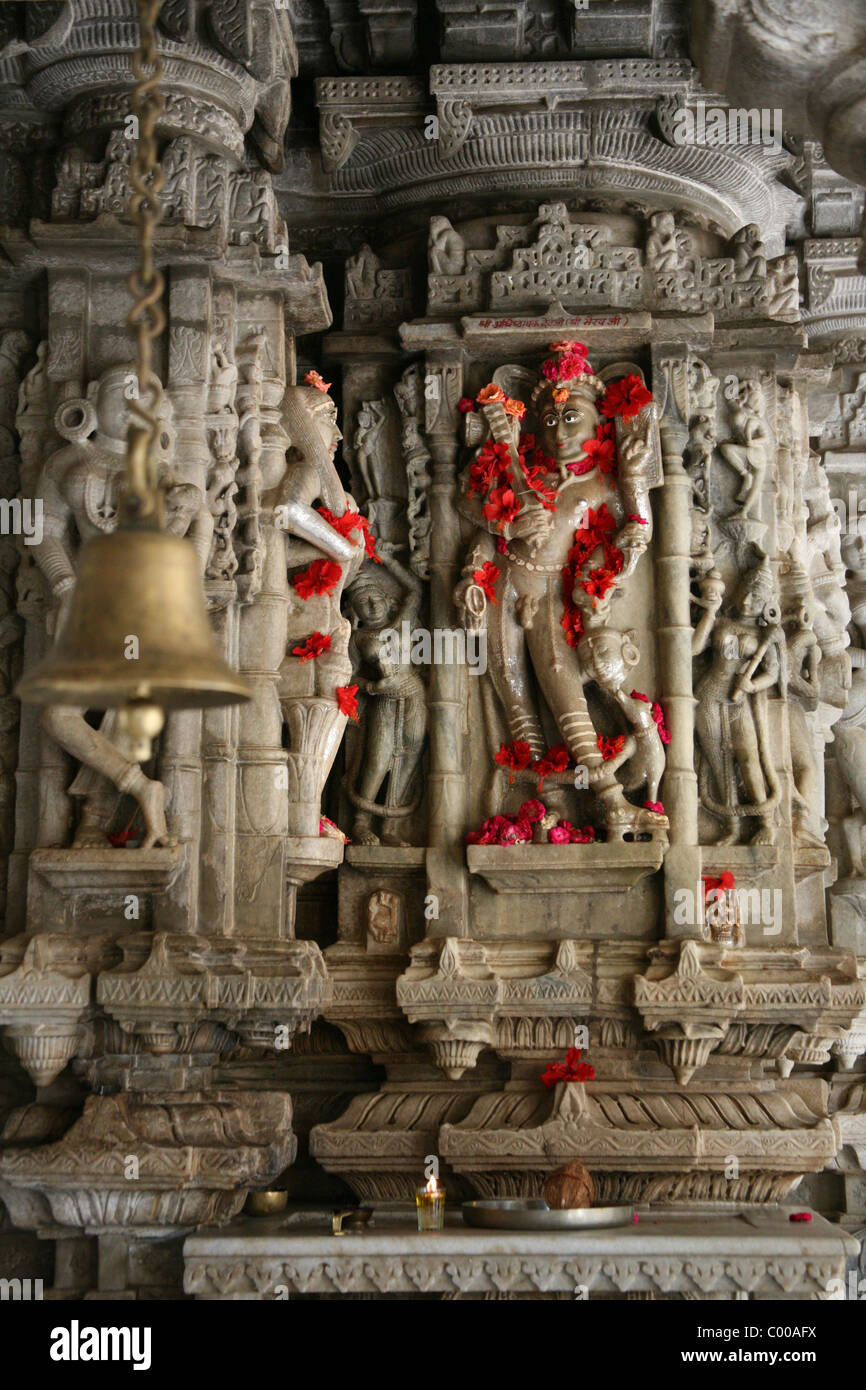 Ornato di fiori divinità celesti a Adishwar Chaumukha Mandir tempio Jain di Ranakpur, Rajasthan Foto Stock