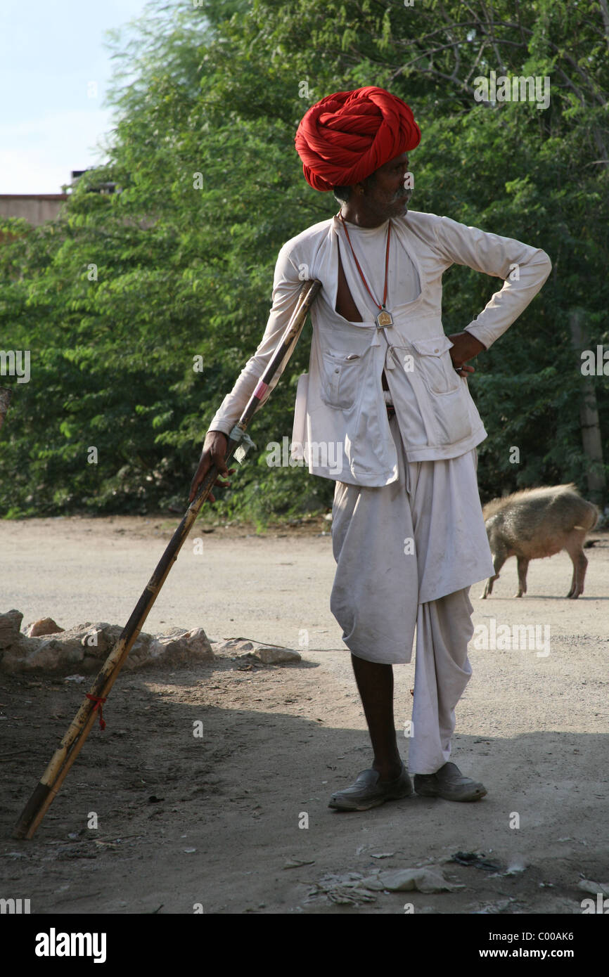 Rajasthani capraio in abito tradizionale vicino Jodphur, Rajasthan, India Foto Stock