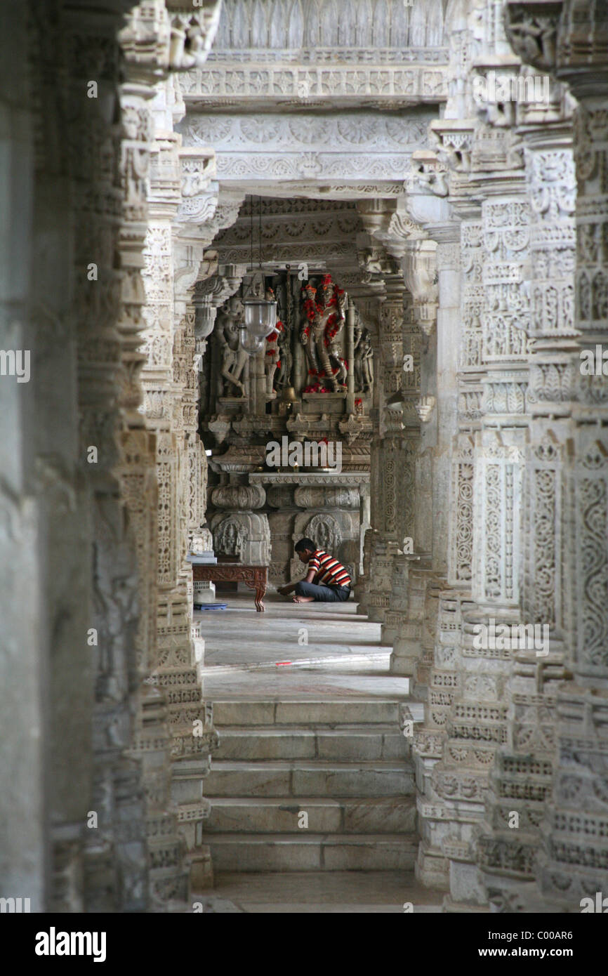 Seduto solitario adoratore al marmo Adishwar Giainista Chaumukha Mandir Tempio Ranakpur Rajasthan Foto Stock