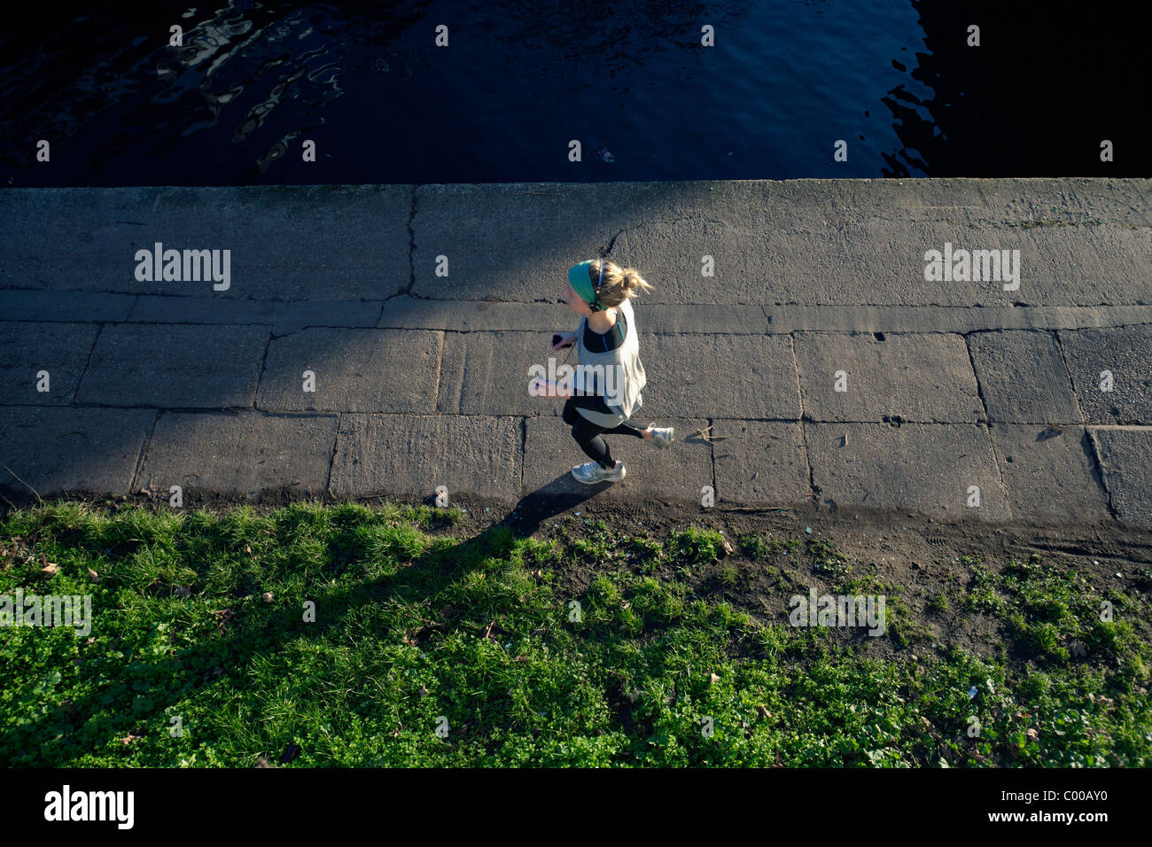 Un pareggiatore sul Regents Canal a Hackney Londra Foto Stock