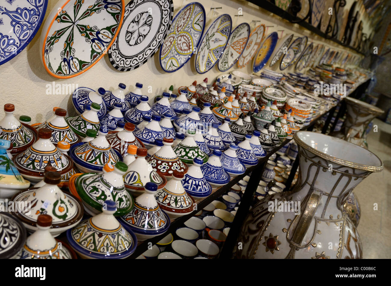 Vivacemente colorato tagine di ciotole e piatti in un negozio di ceramiche in Fes el Bali Medina Marocco Foto Stock
