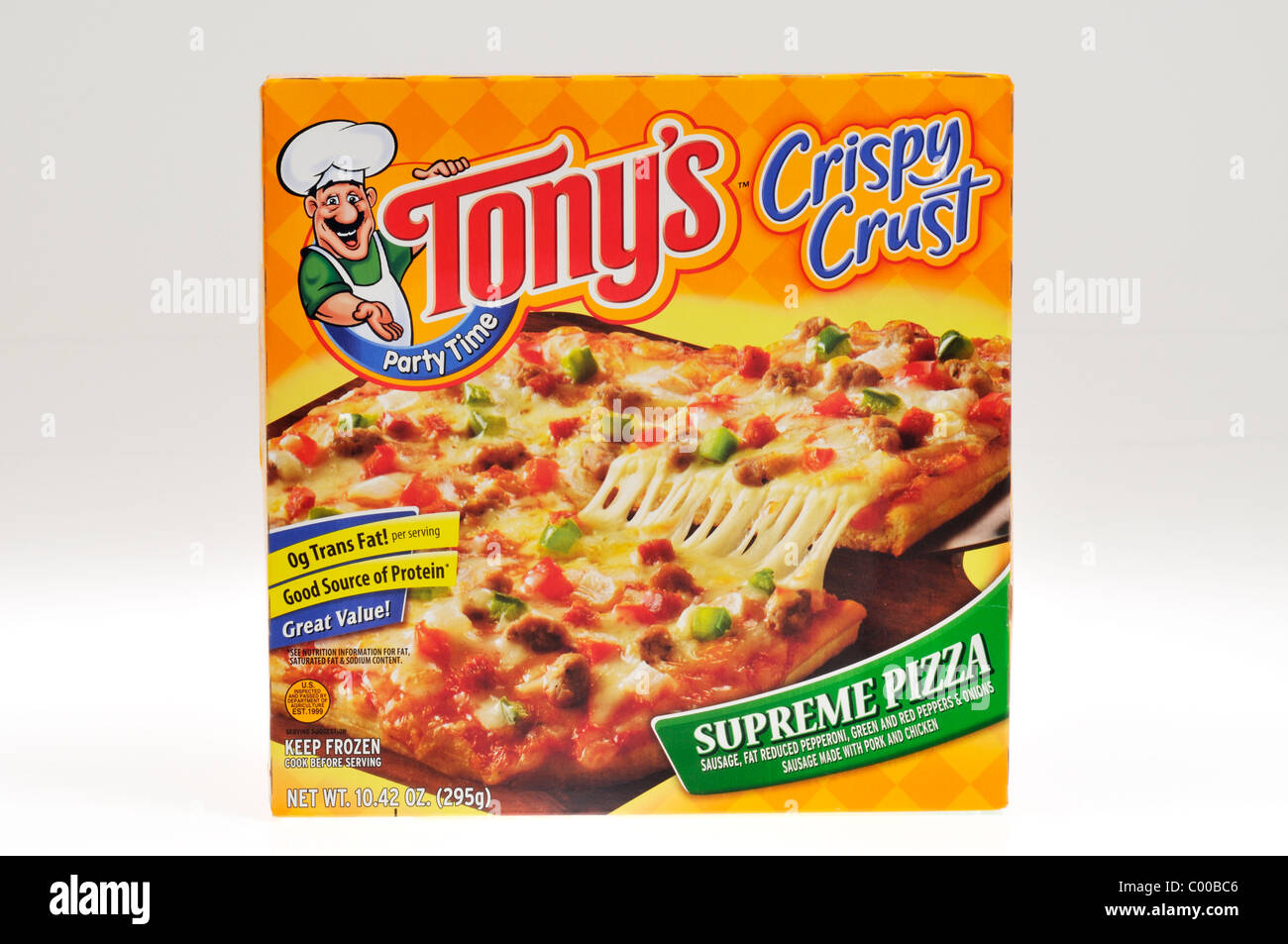 Tony crosta croccante Supreme pizza congelata nel confezionamento su sfondo bianco, ritaglio Foto Stock