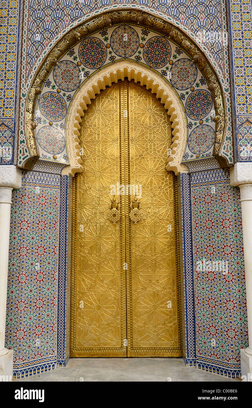 Sportello di ottone al Dar El Makhzen Royal Palace con zellige intricato lavoro di piastrelle in Fes el jadid fez marocco Foto Stock