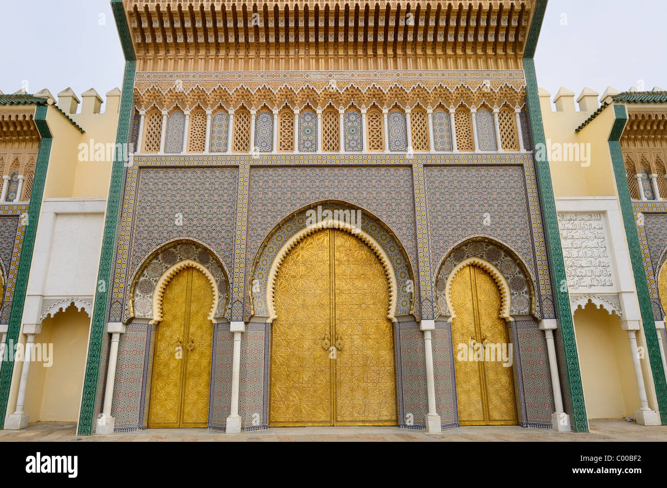 Ornati porte di ottone al Dar El Makhzen re Royal Palace con intricati Zellige tilework in Fes el Jadid Fez Marocco Foto Stock