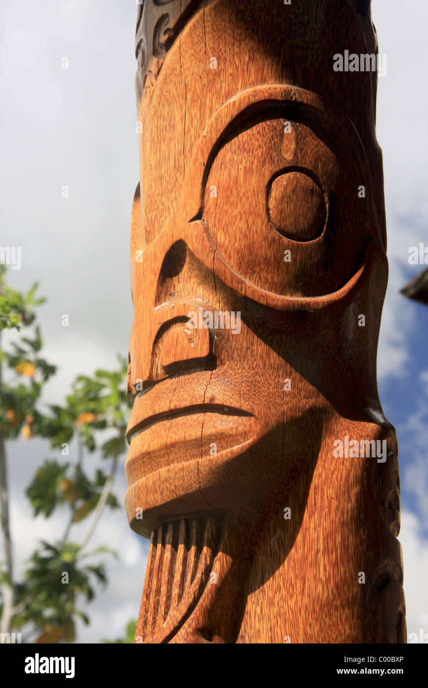 Un intaglio in legno sul Totem Pole Foto Stock