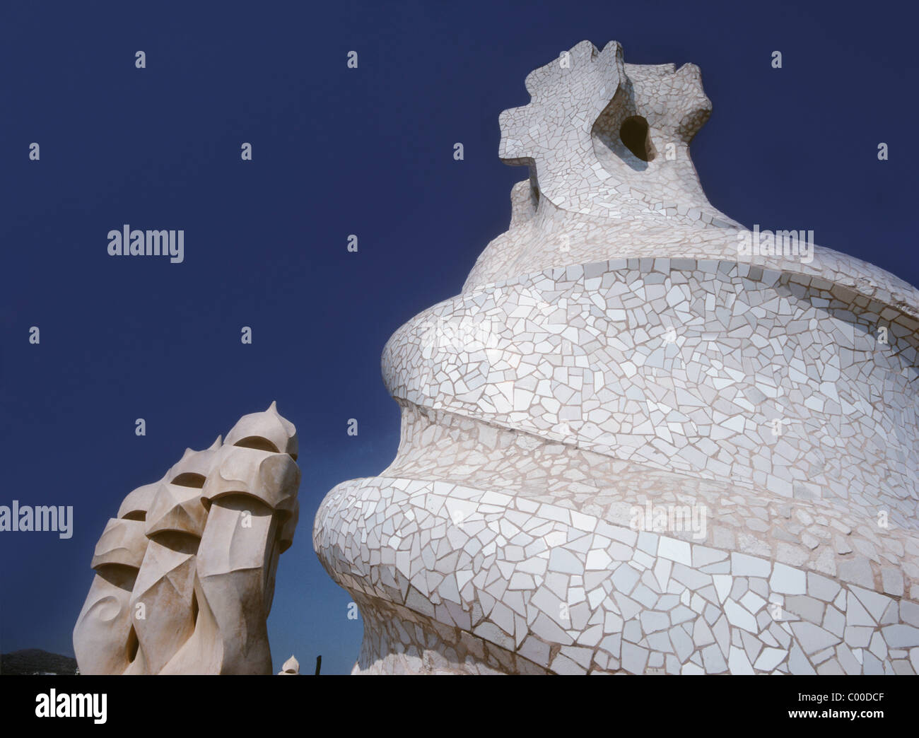 Dettagli di sculture e camini di La Pedrera tetto progettato da Gaudi Foto Stock