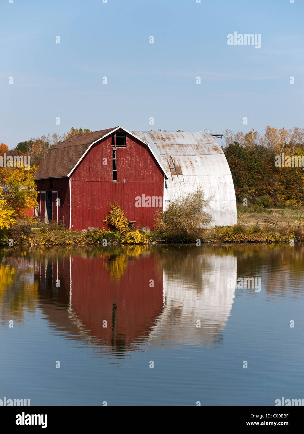 Antica fattoria di edifici con granaio rosso lungo la riva del lago Mott a Huckleberry ferrovia nel Michigan. Foto Stock