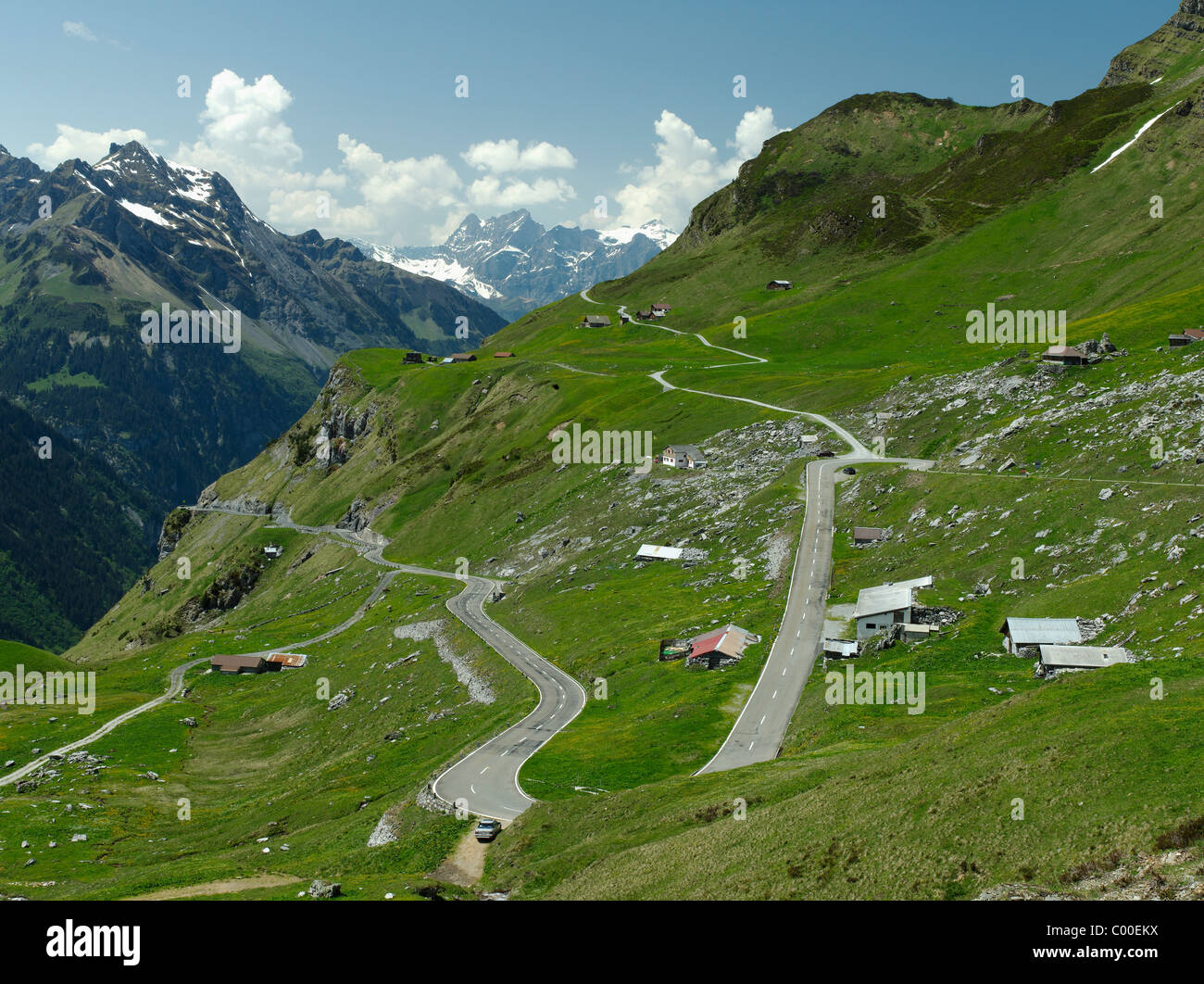 Strada tortuosa in montagna a Klausen Pass Foto Stock