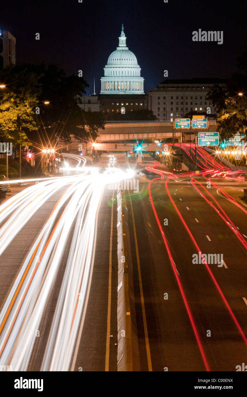 Stati Uniti d'America, il Distretto di Columbia, Washington DC, Capitol Building telai sopra il traffico lungo New York Avenue sulla serata estiva Foto Stock
