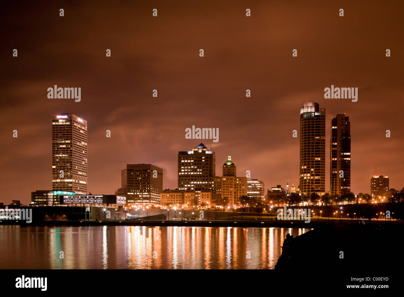 Stati Uniti d'America, Wisconsin, skyline della città lungo il lago Michigan su serata primaverile Foto Stock