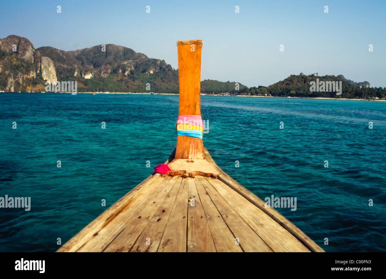 Prua della barca in mare, vista in terra Foto Stock