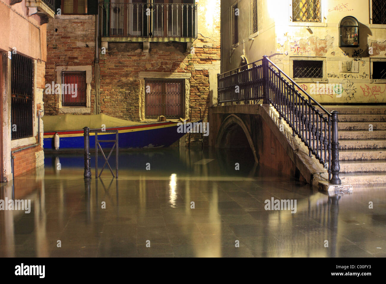 Acqua alta di notte a Venezia, Italia Foto Stock