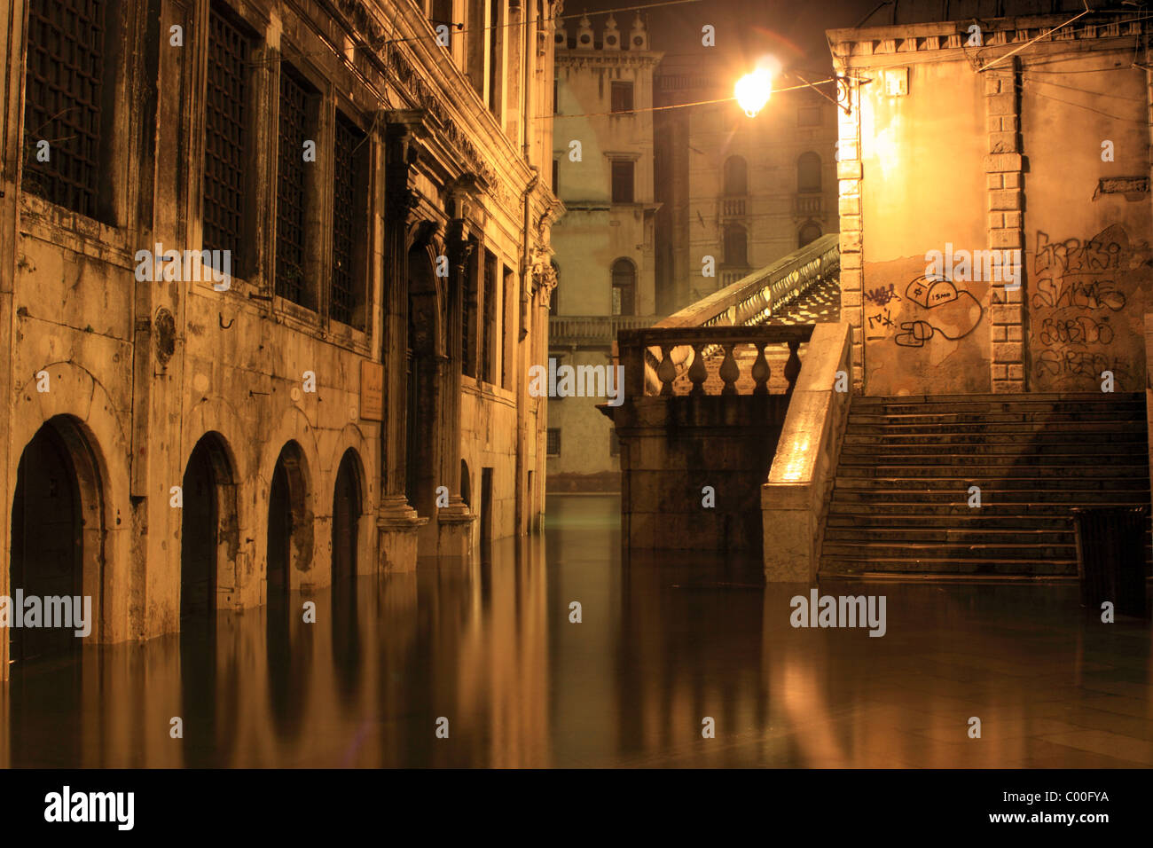 Acqua alta a Ponte di Rialto di notte a Venezia, Italia Foto Stock