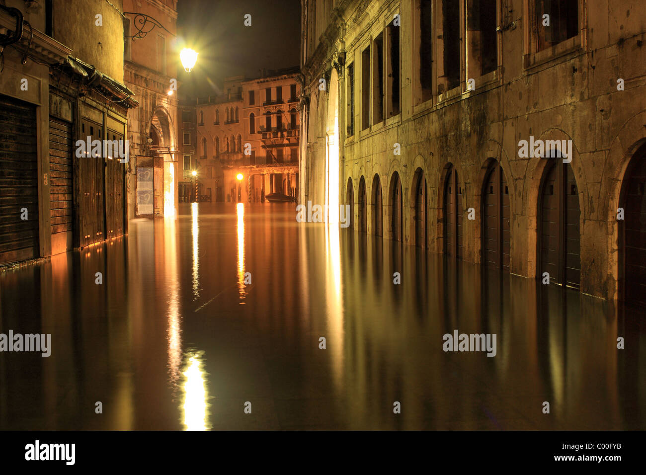Acqua alta nei pressi del Ponte di Rialto di notte a Venezia, Italia Foto Stock