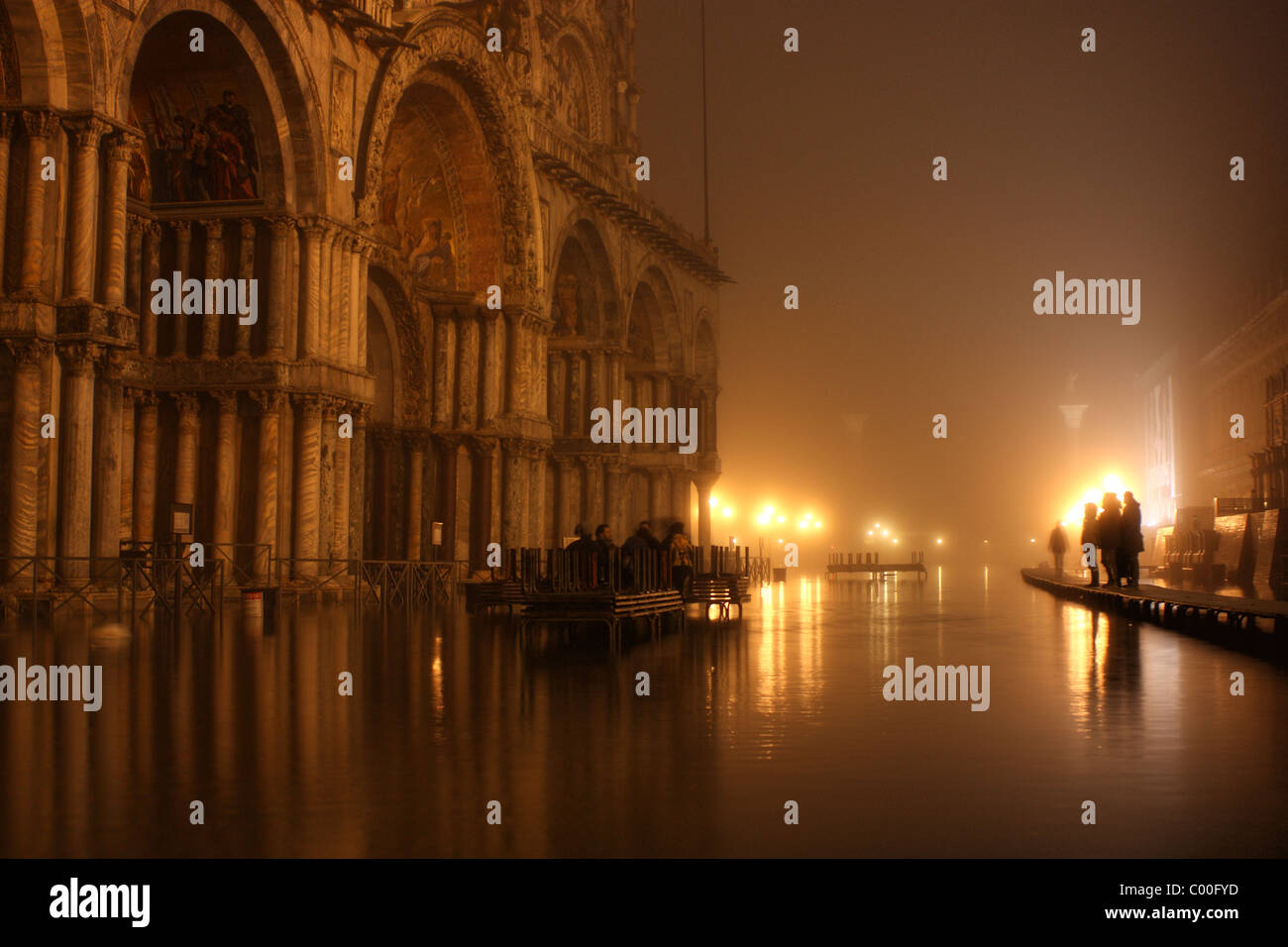 Acqua alta presso la Basilica di San Marco di notte a Venezia, Italia Foto Stock