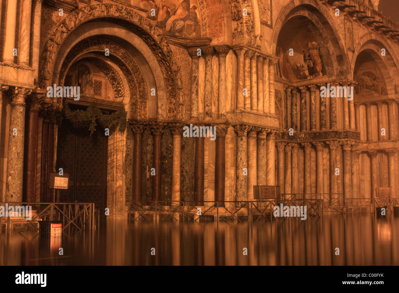 Acqua alta presso la Basilica di San Marco di notte a Venezia, Italia Foto Stock