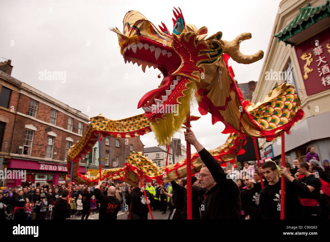 Un cerimoniale cinese dragon durante i festeggiamenti di Capodanno a Liverpool China Town di Foto Stock