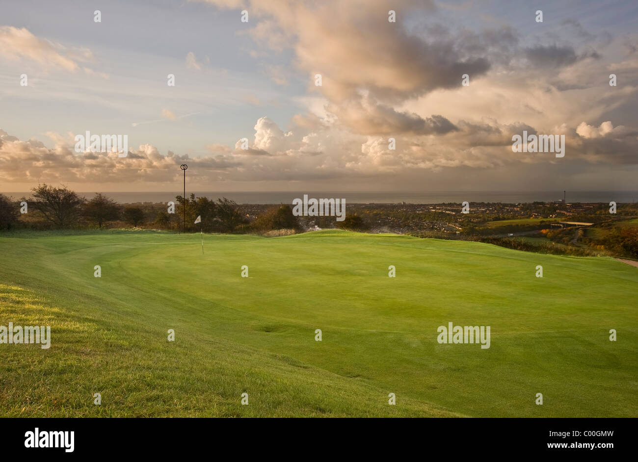 Vista del campo da golf con moody tramonto sul paesaggio inglese Foto Stock