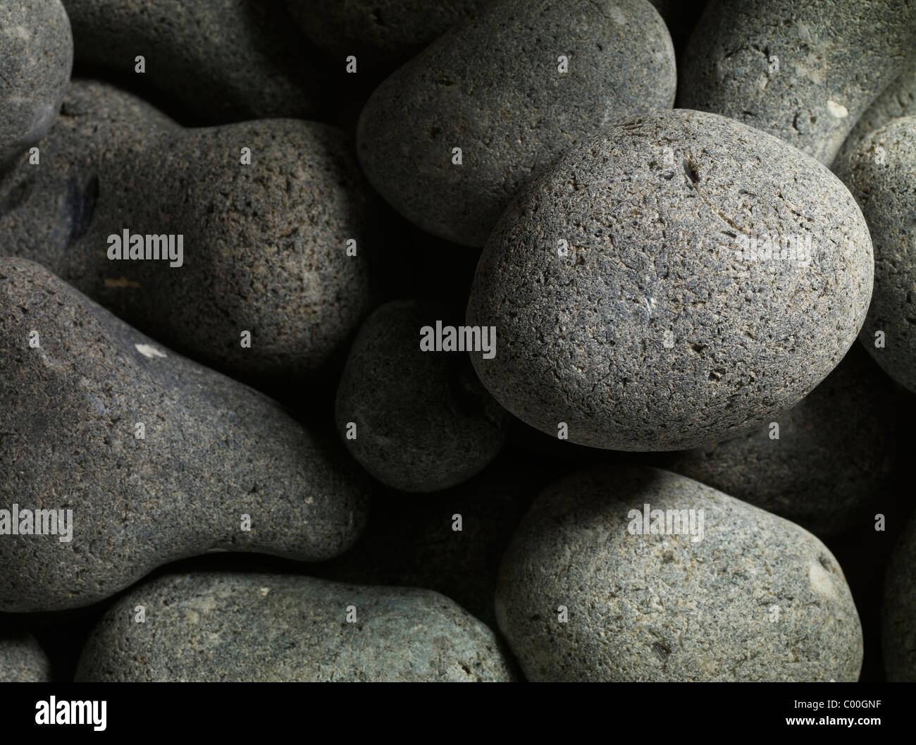 ciottoli di granito rotondi e lisci formando uno sfondo astratto Foto Stock