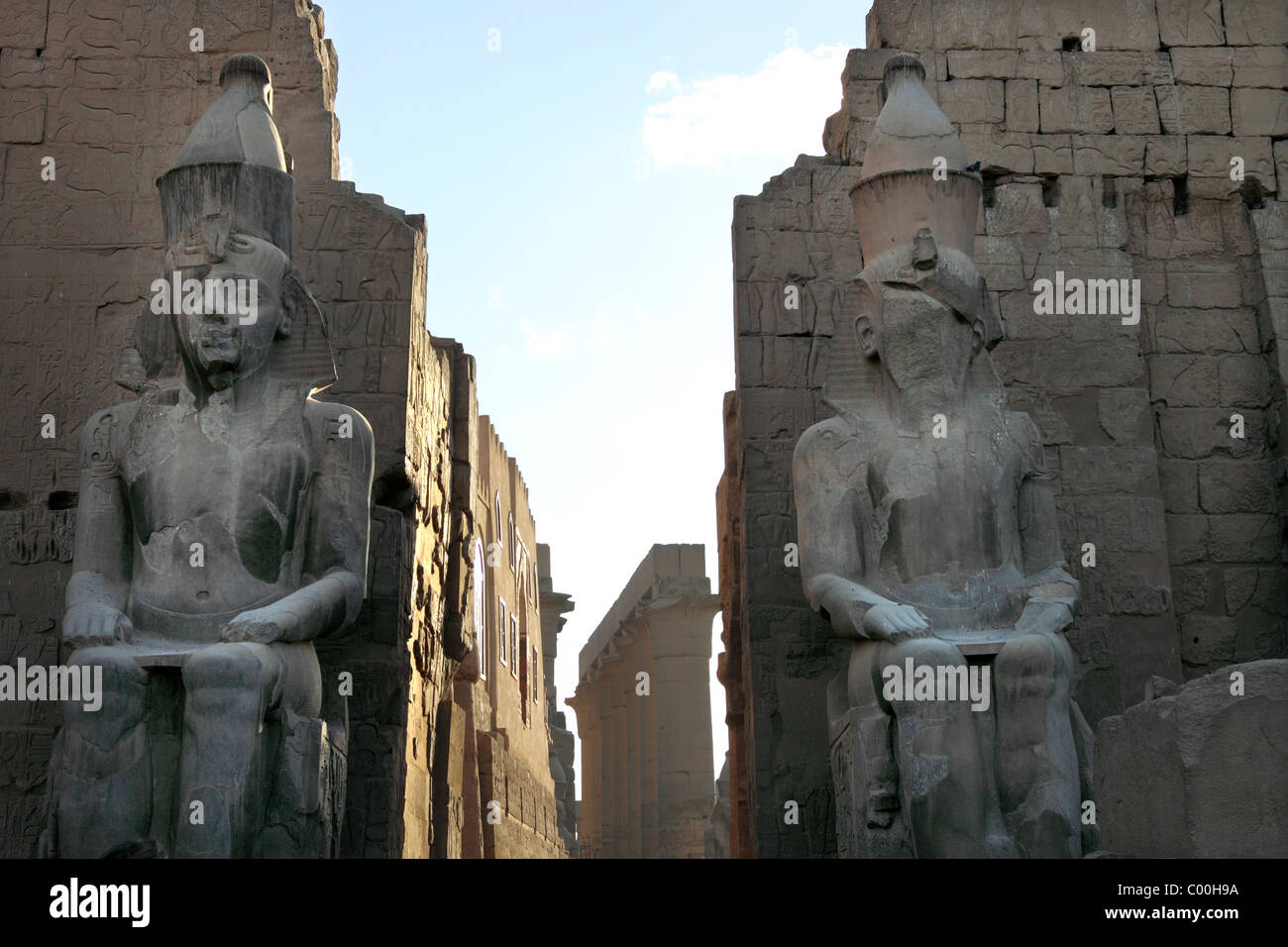Due grandi statue egiziane all'ingresso del tempio di Luxor in Egitto Foto Stock