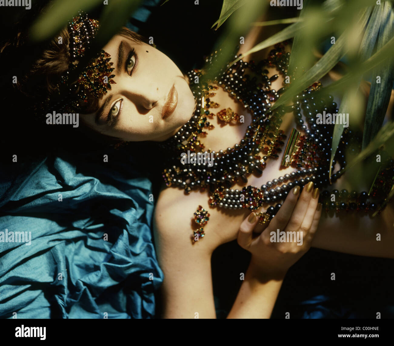 Bello stile Cleopatra ragazza sdraiato indossando stile egiziano gioielli  Foto stock - Alamy