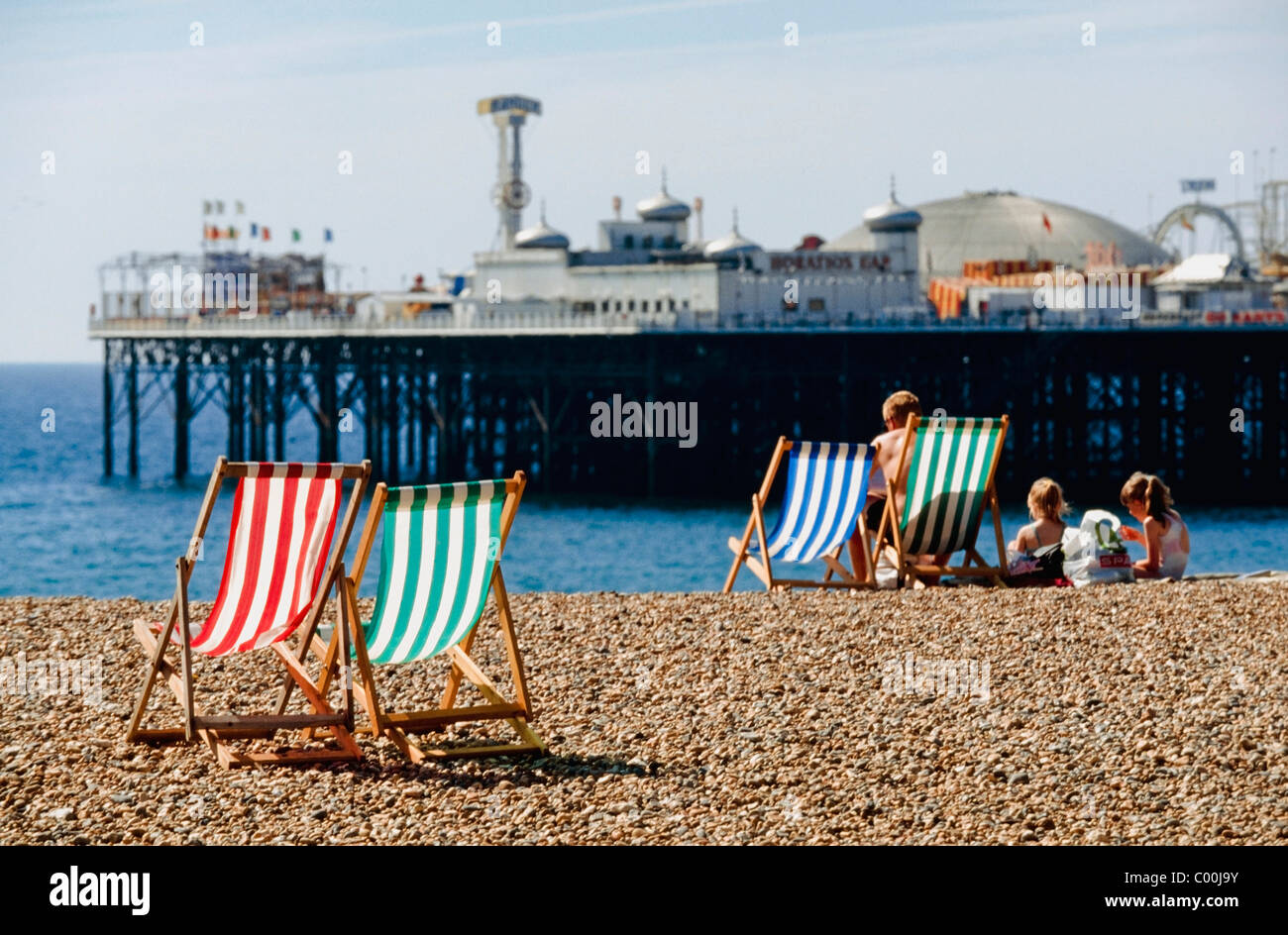 I turisti con sedie a sdraio sulla spiaggia Foto Stock
