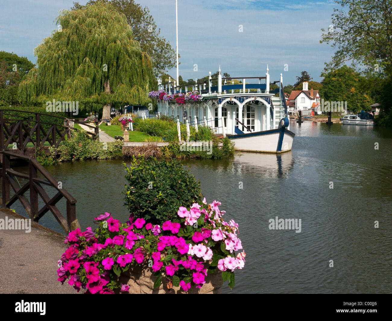 Il Magdalen College chiatta ormeggiata sul Fiume Tamigi da The Swan Hotel, Streatley-on-Thames, Oxfordshire, Regno Unito Foto Stock