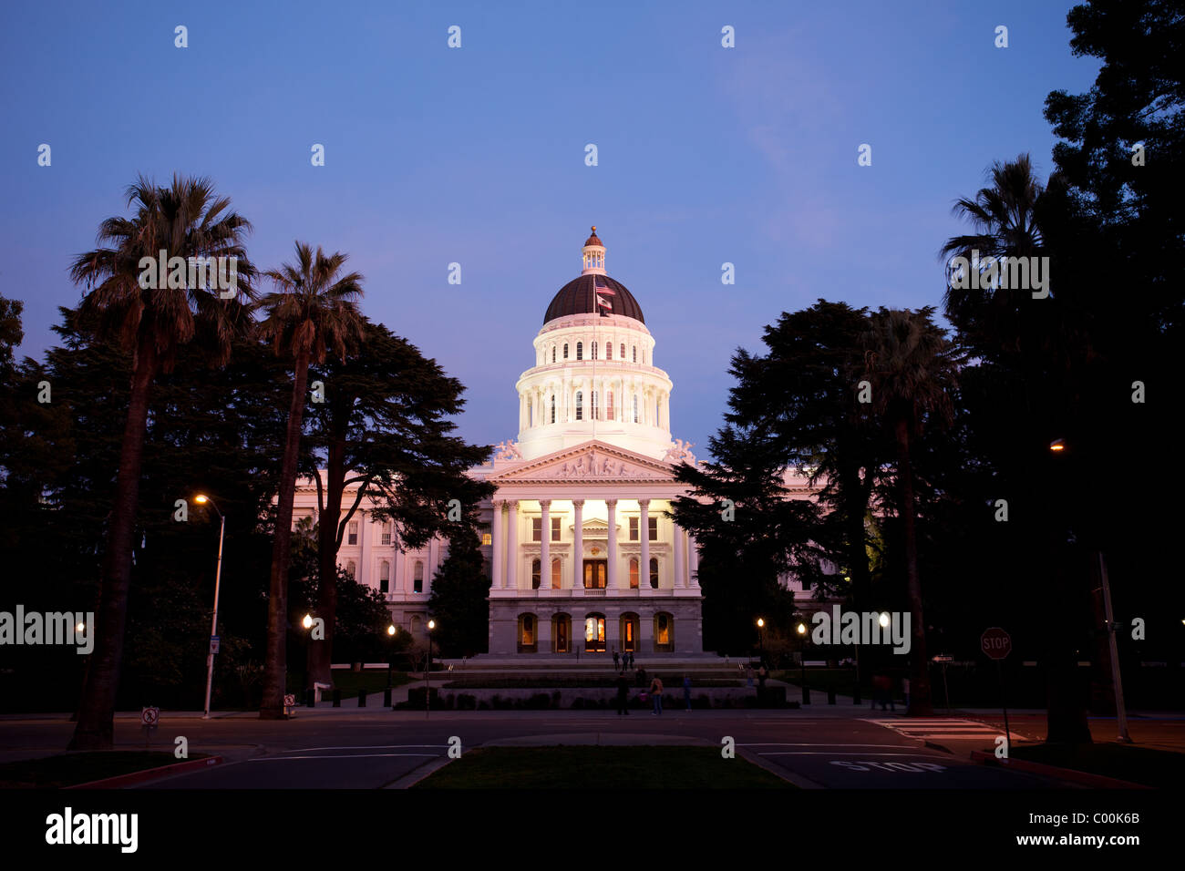 California State Capitol con palme al tramonto Foto Stock