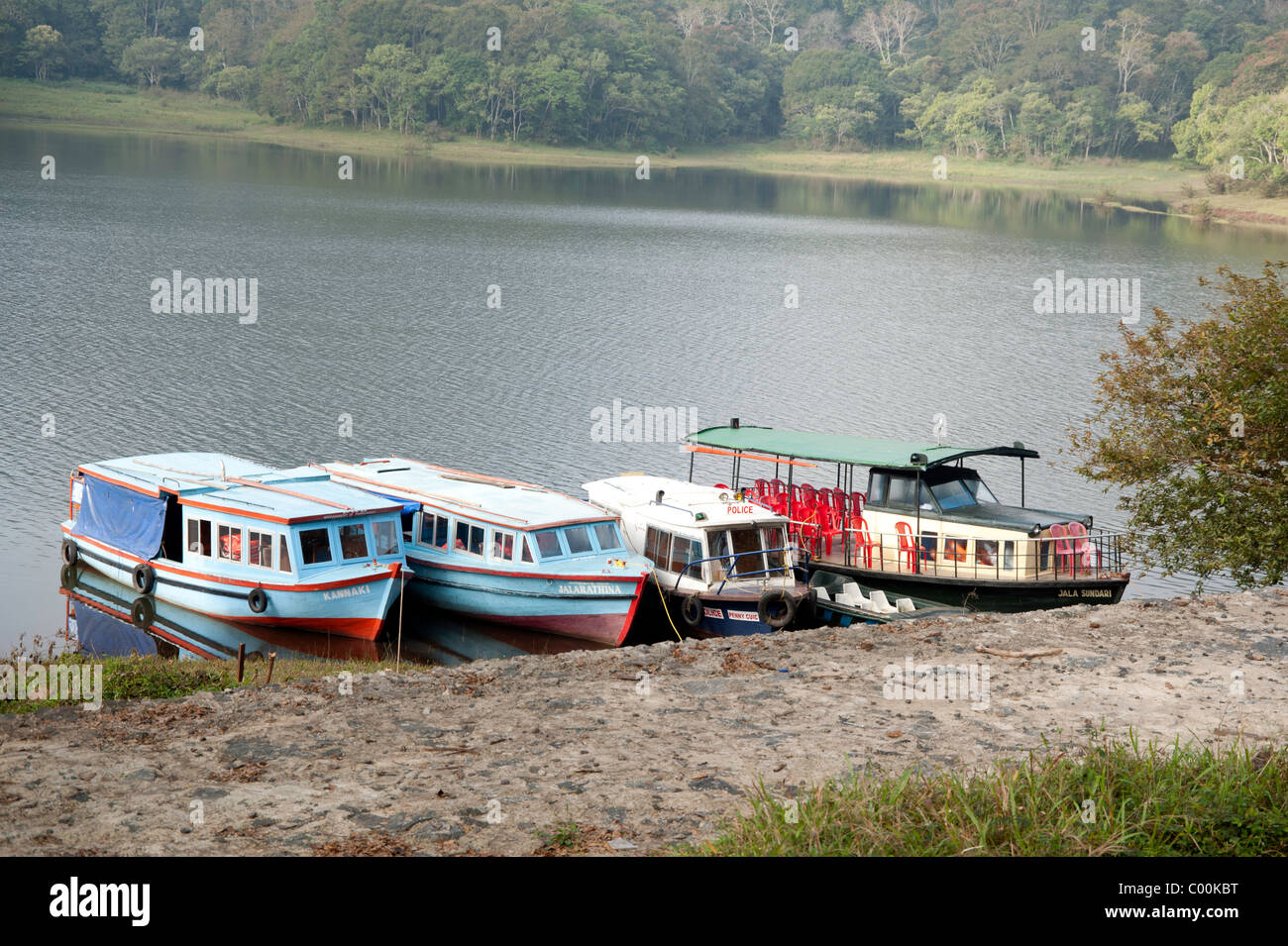 Barche legato fino alla riva di un laghetto. Questo è il Parco Nazionale del Periyar e santuario della fauna selvatica di Thekkady in Kerala Foto Stock