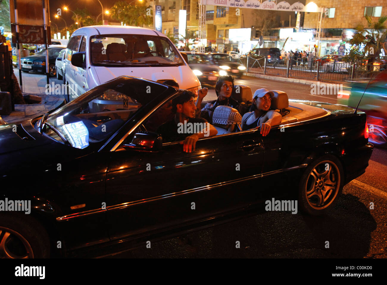 Giovani uomini ad una autovettura convertibile in Aqaba Giordania. Foto Stock