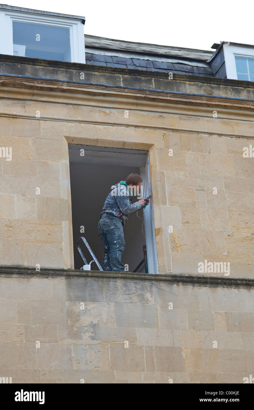 L'uomo ristrutturando edificio Georgiano in Bath Somerset REGNO UNITO Foto Stock