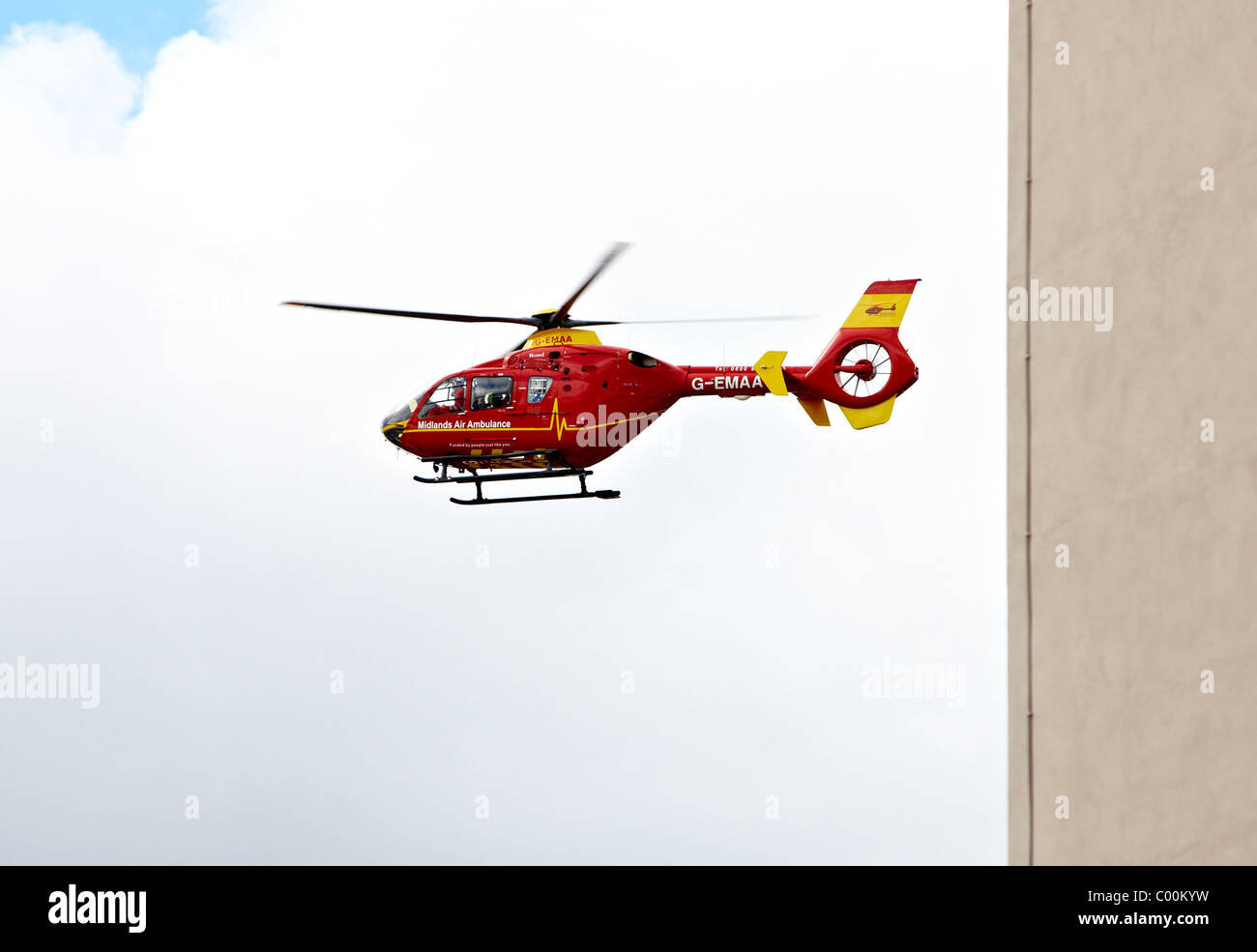 Un aereo ambulanza atterra su un eliporto di consegnare un feriti conducente in ospedale. Foto Stock