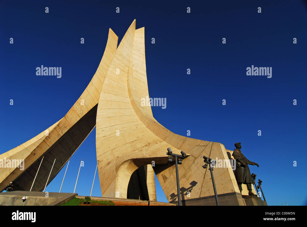 Il Nord Africa, Algeria, Algeri, un calcestruzzo iconico monumento commemorativo algerino la guerra per l indipendenza, aperto nel 1982 per Foto Stock
