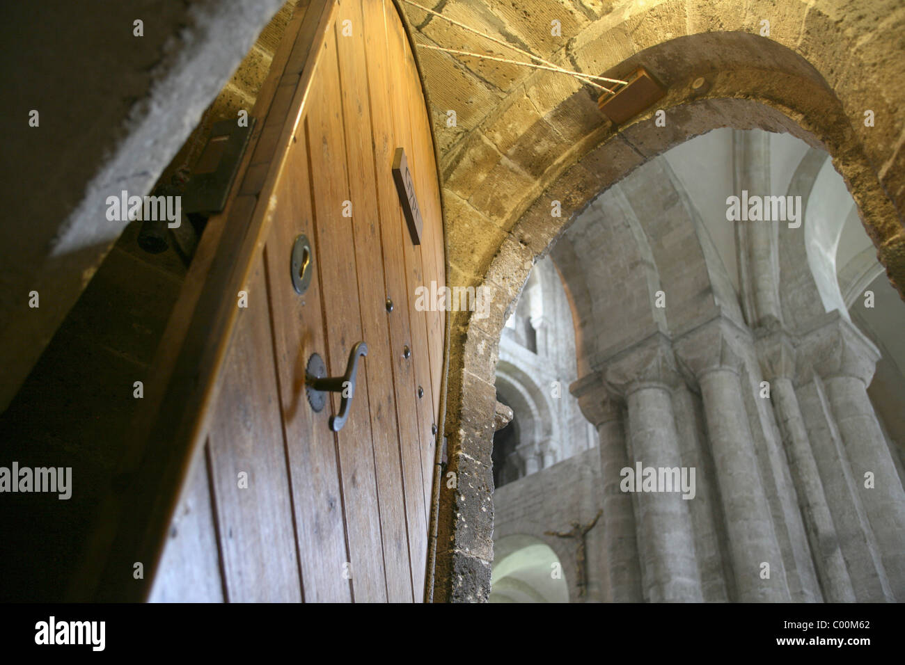 Vista da scale in giù nella cripta della Cattedrale di Winchester Foto Stock