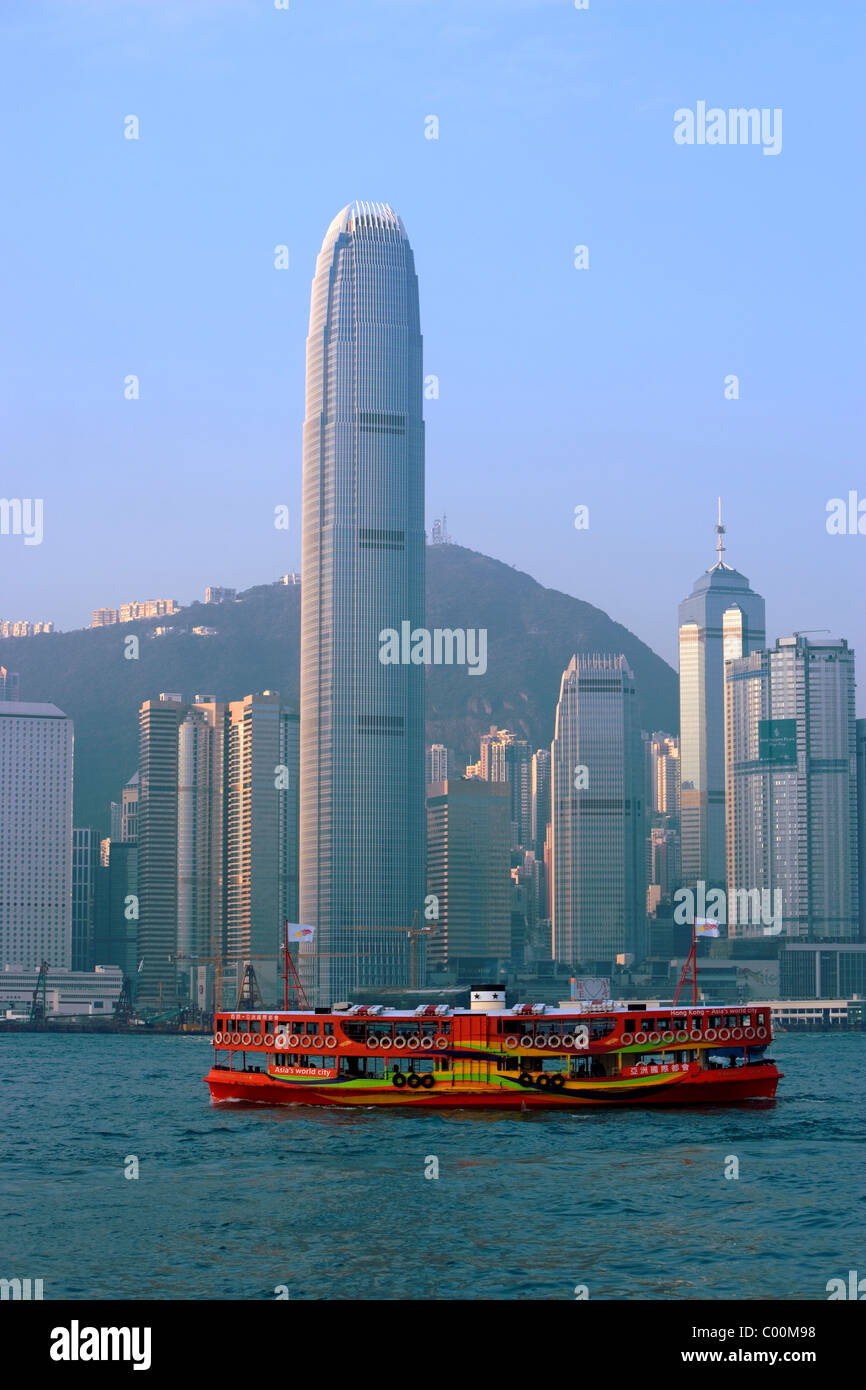Cina, Hong kong, star ferry in baia con grattacieli e il Victoria Peak a distanza Foto Stock