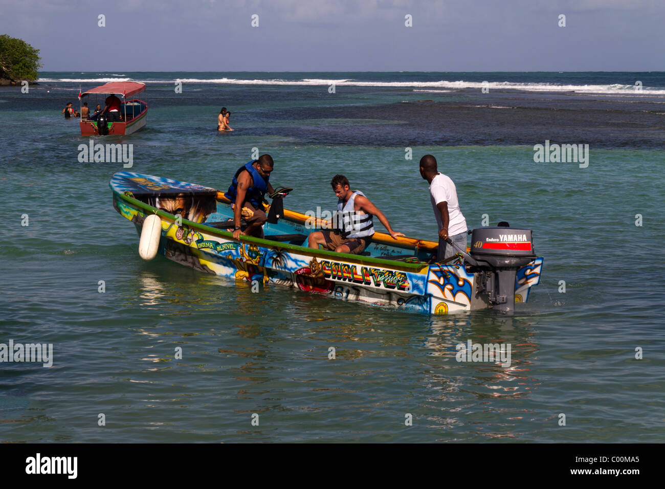 Barca colorato il trasporto dei turisti a Isla Grande, Provincia di Colon, Repubblica di Panama, America Centrale Foto Stock