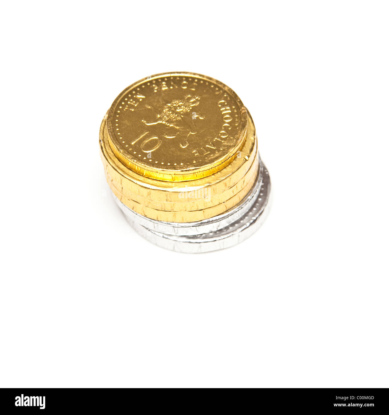 Monete di cioccolato al latte ricoperte con lamina d'oro in un piccolo  legno scatola isolata su sfondo bianco Foto stock - Alamy