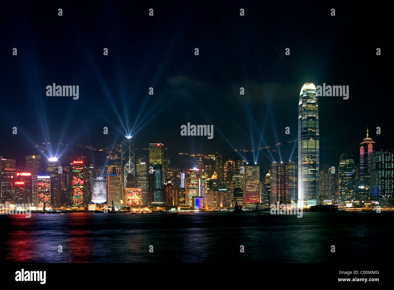 Cina, Hong Kong, vista da kowloon verso l'isola di Hong kong e grattacieli Foto Stock