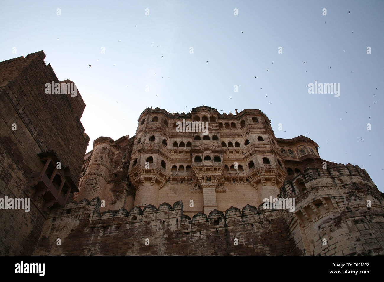 Le merlature costruito nella roccia arenaria a Meherangarh Fort, Jodphur, Rajasthan Foto Stock